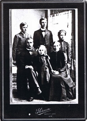 Dahl Christian Peter and Family.
Back: Ingvald, Alfred and Palma
Front: Christian Peter, Clara and Sedsel